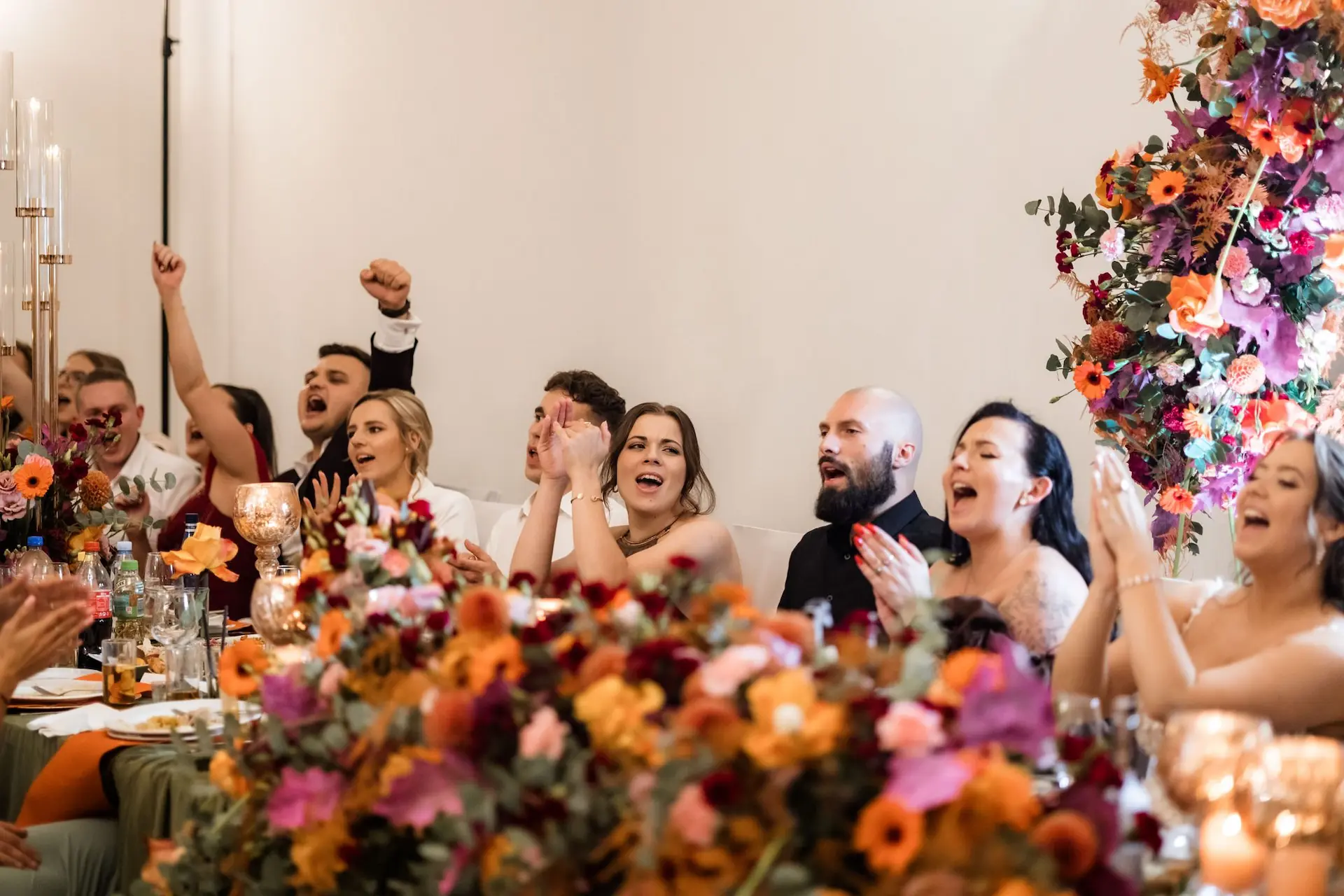 Biesiada przy stołach akordeon na żywo