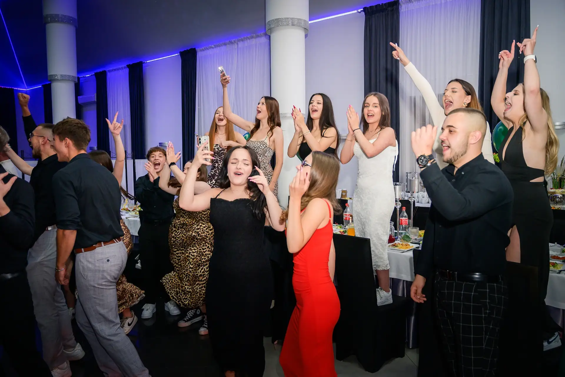 Biesiada przy stołach akordeon na żywo wersja czwarta