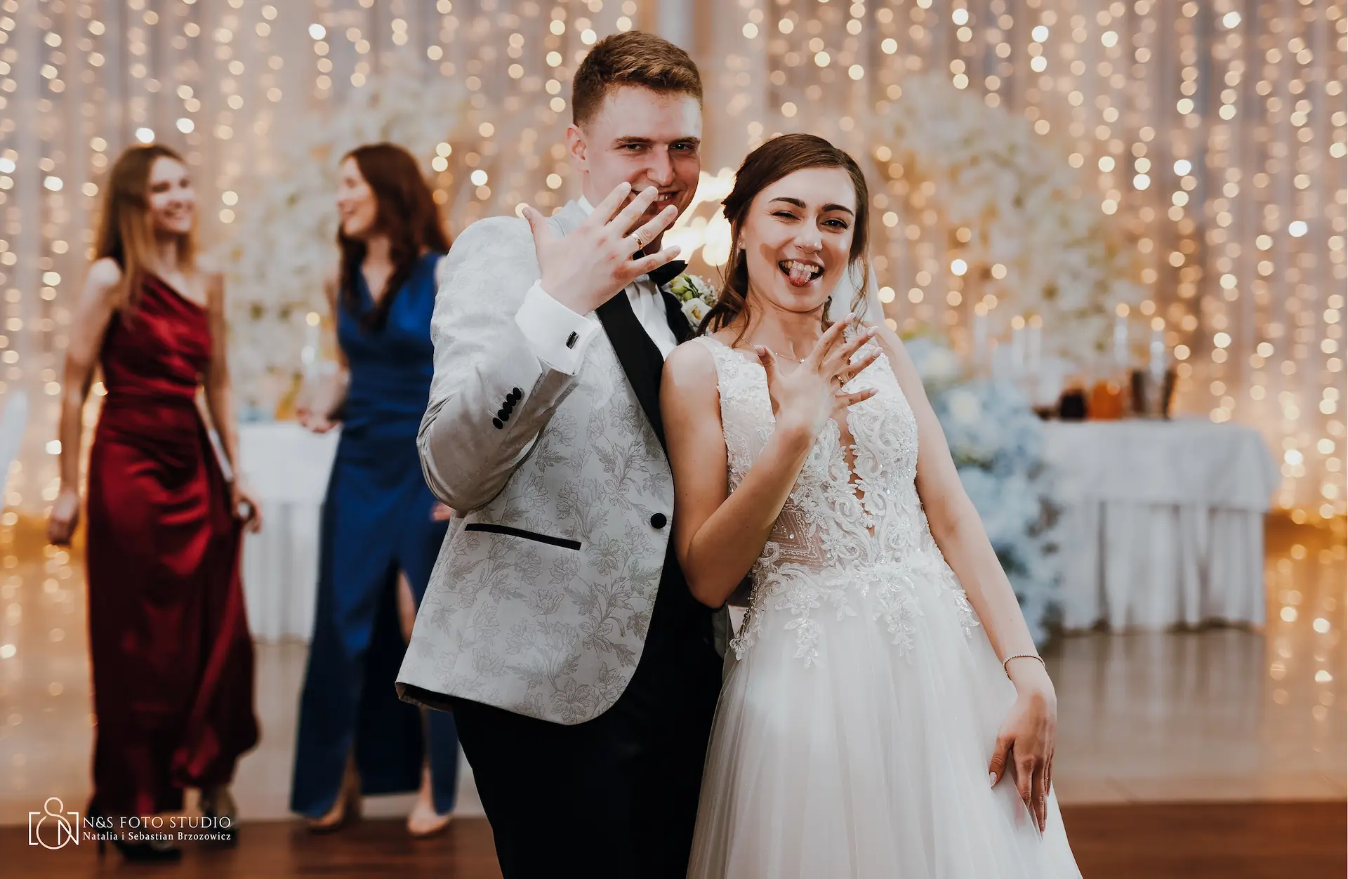 Szczęśliwa para młoda na weselu obrączki