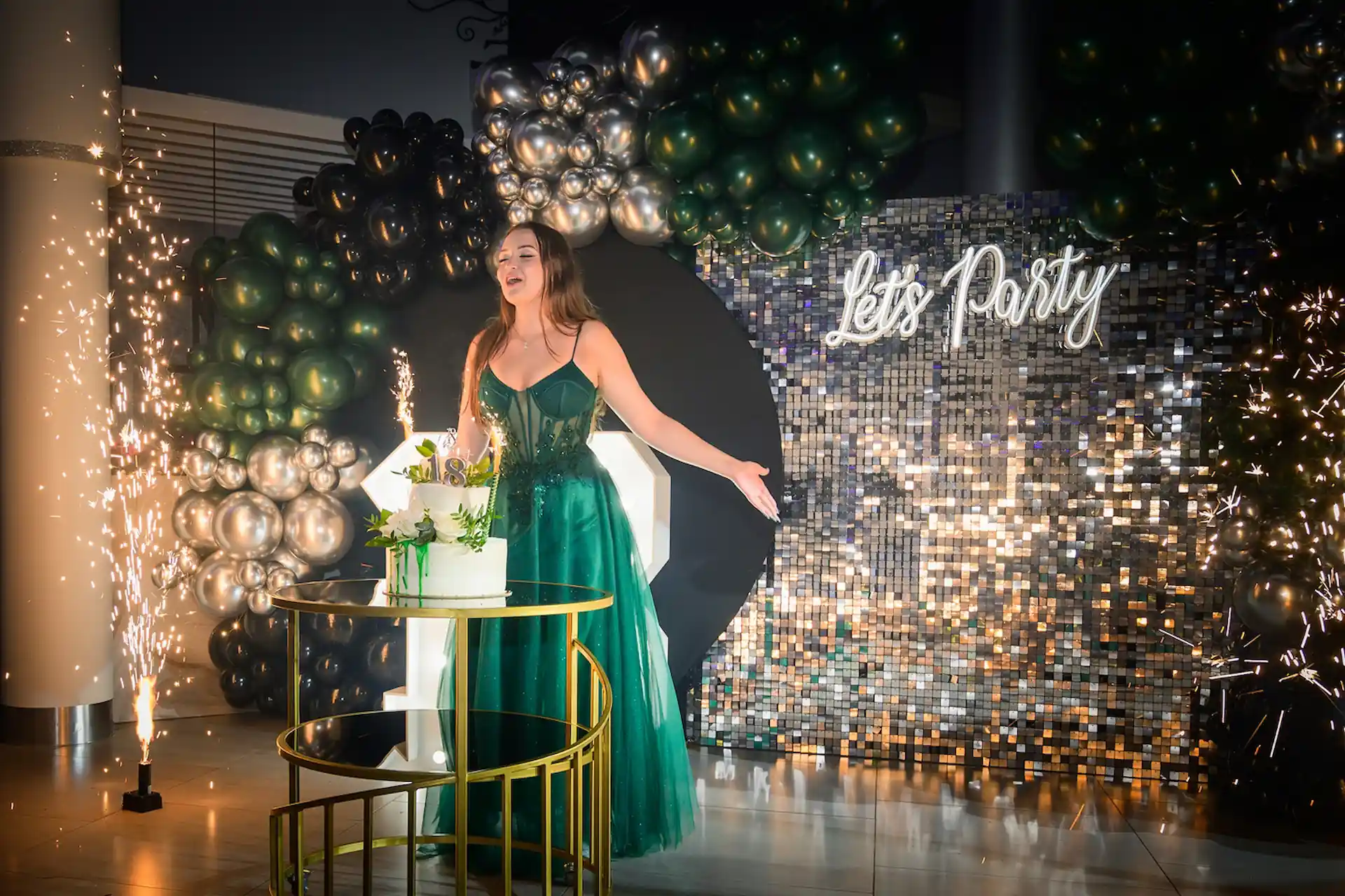 Tort urodzinowy osiemnastka fontanny iskier