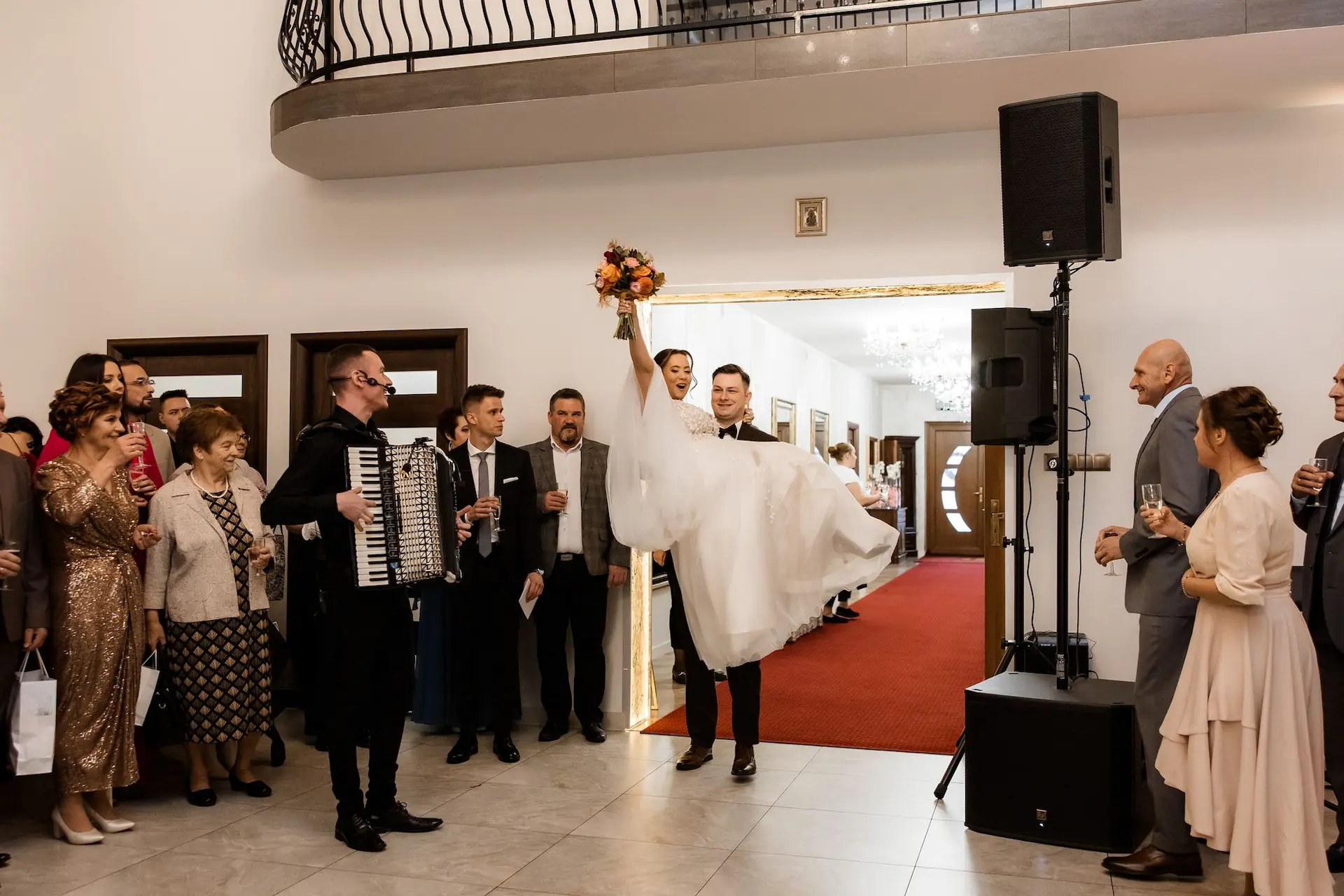 Tradycyjne powitanie pary młodej na weselu marsz weselny akordeon