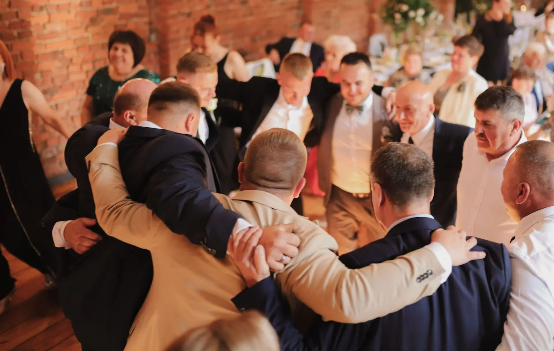 Uśmiechnięci ludzie na weselu fotorelacja RBK Events wersja trzecia